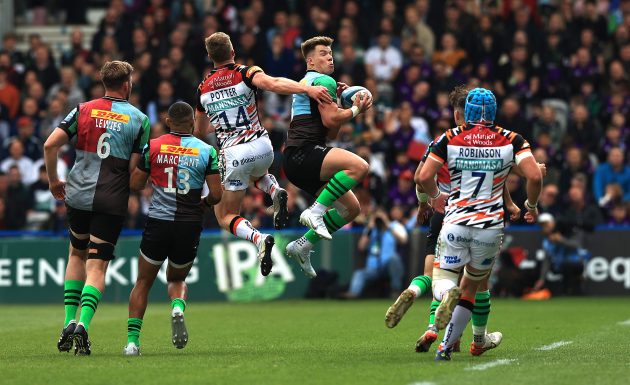 Pressurised kick receptions