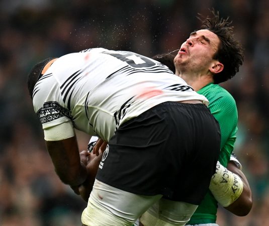 Ireland stutter to win over 14-man Fiji