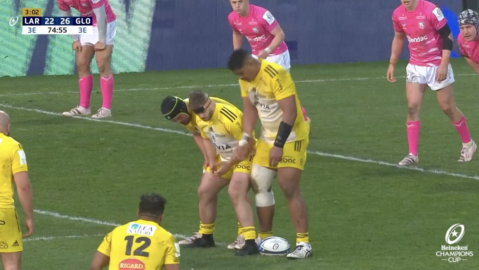 Watch La Rochelle form a wall in funky tap penalty move Rugby World