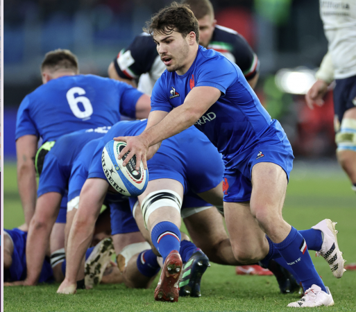 Antoine Dupont kicking