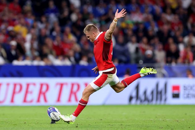 Wales fly-half Anscombe injured in warm-up