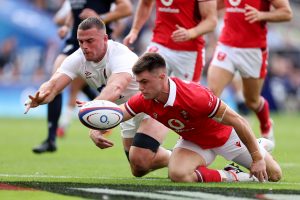 Joe Roberts of Wales and Ben Earl of England chase the loose ball as they run towards the try line during the Summer International match between England and Wales at Twickenham Stadium on August 12, 2023 (Getty Images)