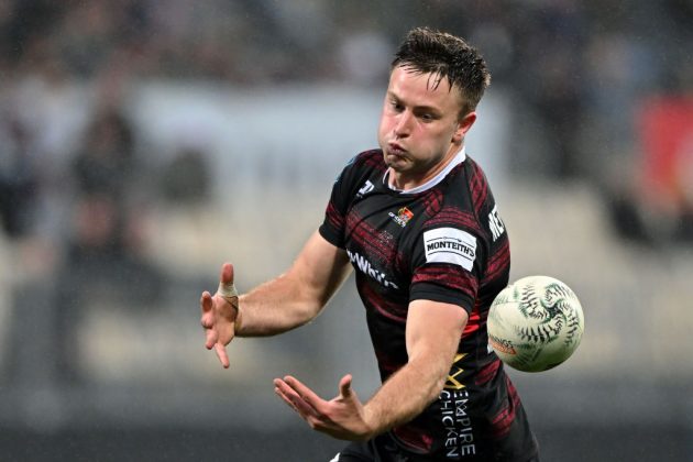 Saracens sign fly-half