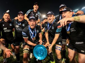 Glasgow Warriors celebrate after winning the URC against the Vodacom Bulls