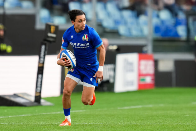 Italy's Ange Capuozzo runs with the ball during the Six Nations 2025 match against France.