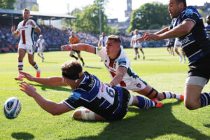 Bath's Ted Hill touches down for a disallowed try as Leicesters Jack van Poortvliet tries to get in the way.