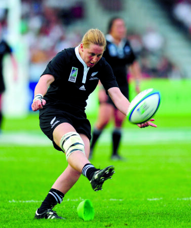  Kelly Brazier of New Zealand kicks the winning penalty during the IRB Women's Rugby World Cup Final between England and New Zealand. (Photo by Mike Hewitt/Getty Images)