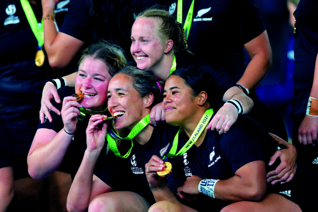  Luka Connor, Sarah Hirini, Kendra Cocksedge and Ayesha Leti-I'iga of New Zealand celebrate victory following the Rugby World Cup 2021 Final. (Photo by Hagen Hopkins - World Rugby/World Rugby via Getty Images)