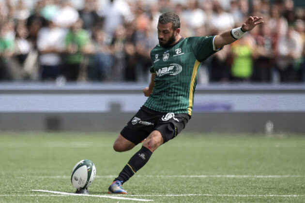 Montauban's Jérôme Bosviel kicks a penalty during the September 2025 Top 14 match against Lyon.