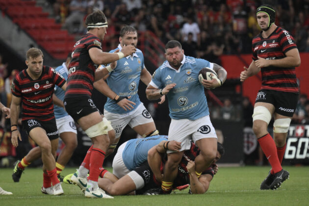 Perpignan’s Kieran Brookes tries to escape the attentions of Toulouse players during the sides' September 2025 Top 14 encounter.