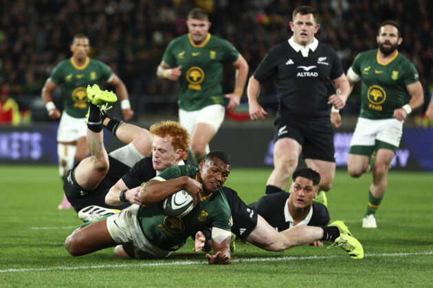 South Africa’s Damian Willemse scores a try against New Zealand during the 2025 Rugby Championship match in Wellington.