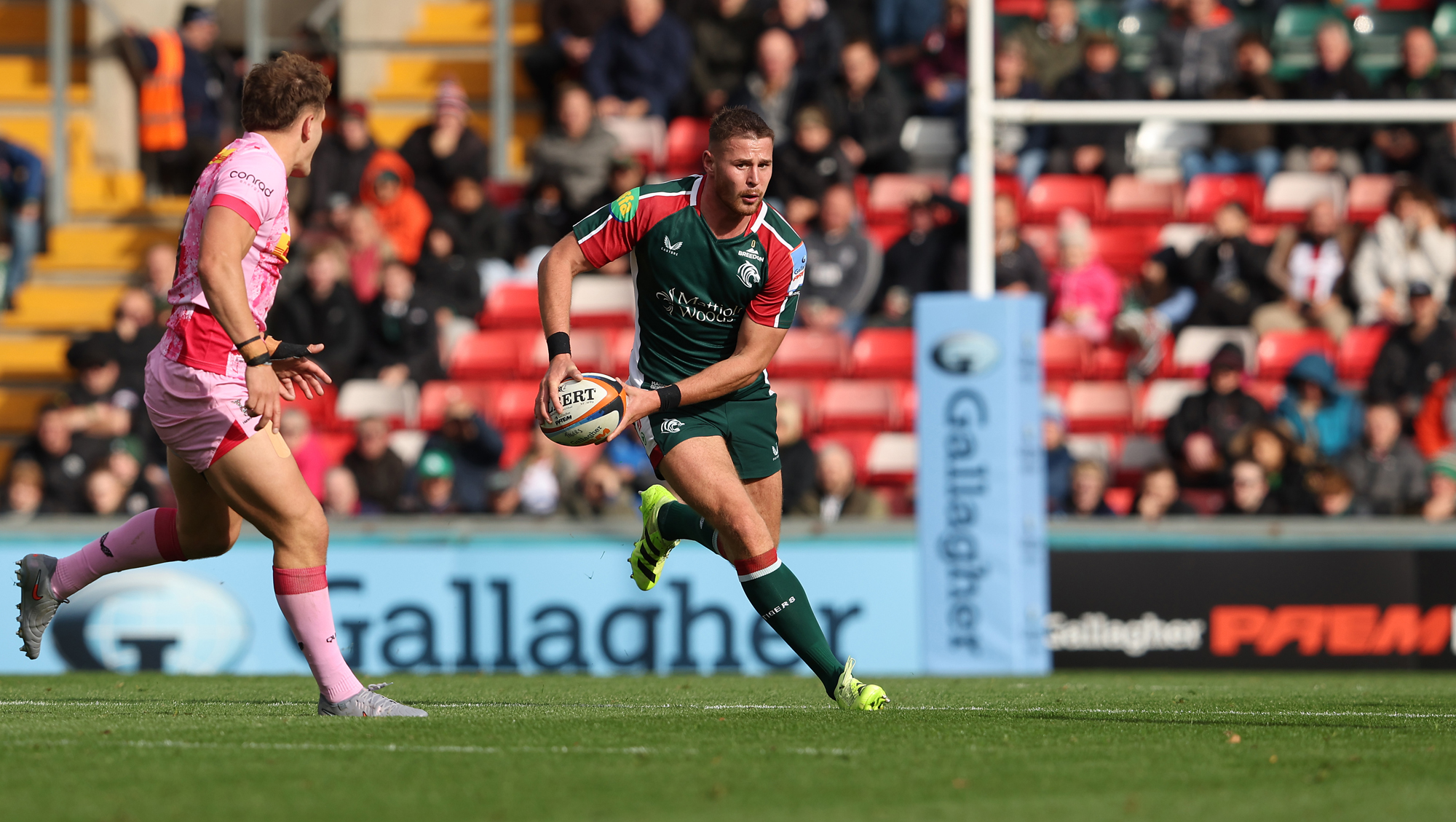 Leicester Tigers' Freddie Steward prepares to make a pass during the October 2025 PREM Rugby match against Harlequins