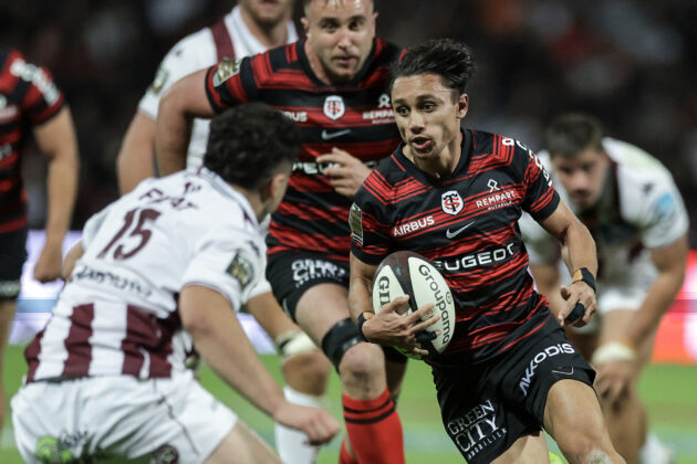 Toulouse's Ange Capuozzo runs with the ball as Bordeaux Bègles players prepare to tackle during the October 2025 Top 14 match.