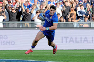 Italy's Tomasso Menoncello scores a try during 2025 Six Nations match against France.