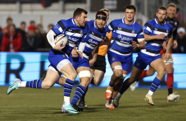 Ben Spencer runs with the ball, supported by Bath teammates, during the November 2025 PREM Rugby victory over Saracens.