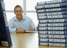 Jonny Wilkinson with his book (Getty Images)