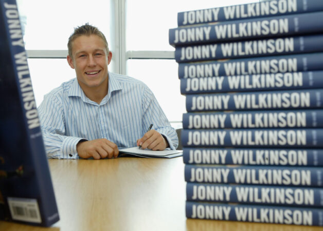 Jonny Wilkinson with his book (Getty Images)