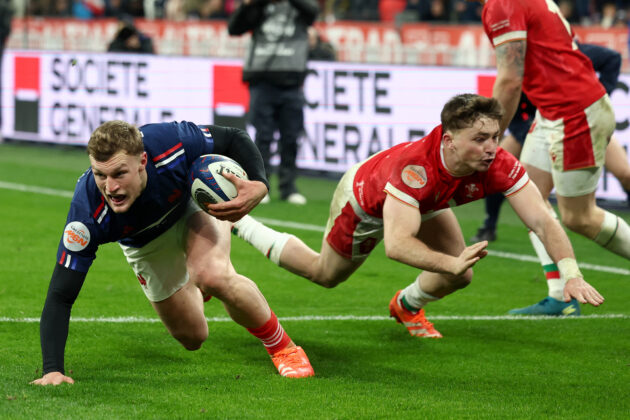 Émilien Gailleton scores a try for France in the 2025 Six Nations match against Wales