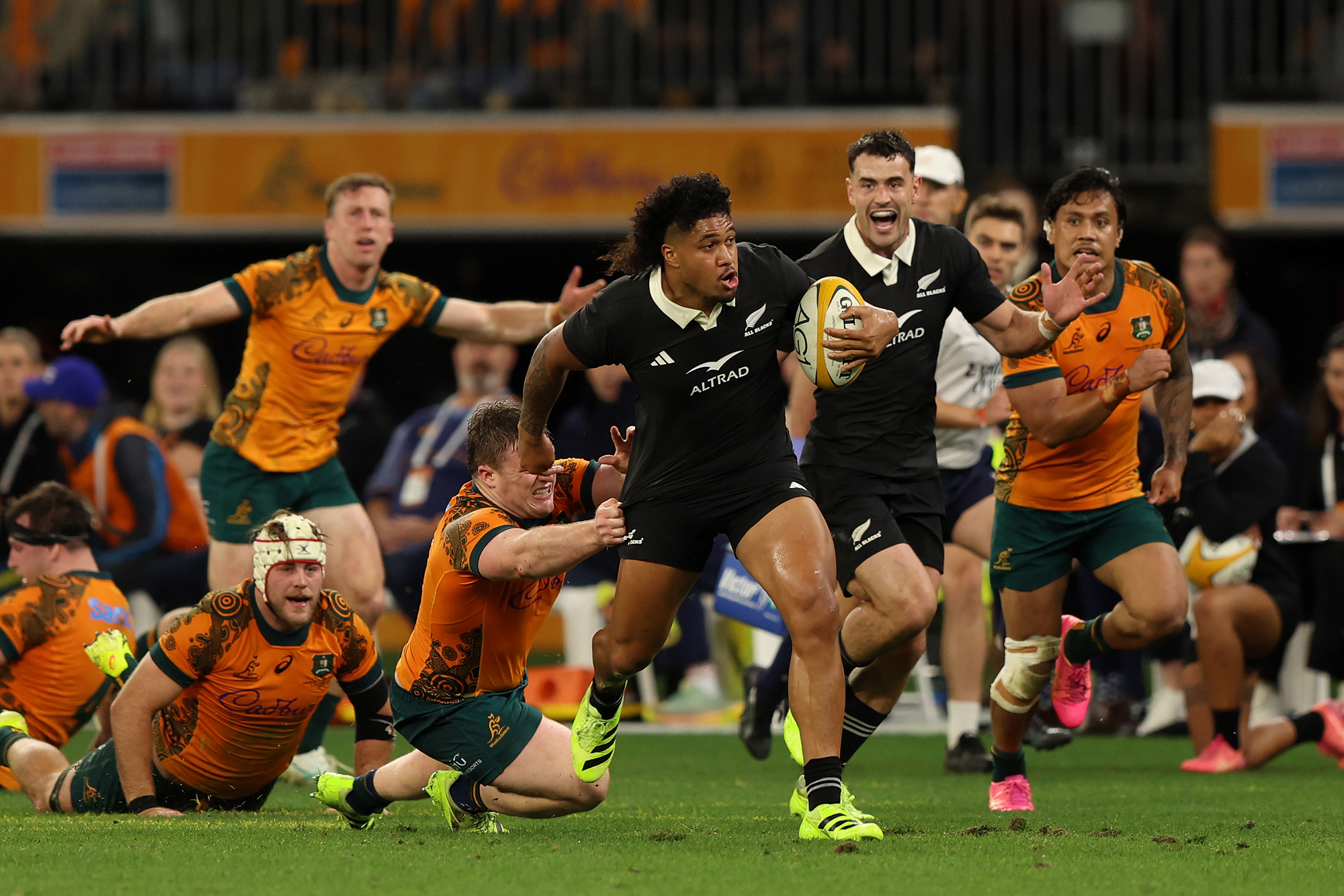 Il Leicester Fainga'anuku degli All Blacks corre con la palla durante la partita del campionato di rugby 2026 contro l'Australia