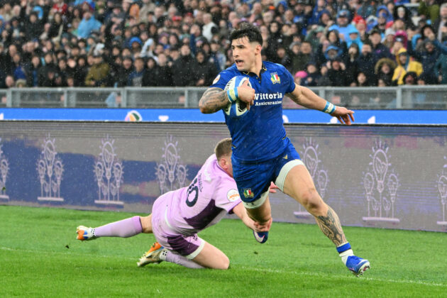 Italy's center #12 Tommaso Menoncello (R) runs to score a try during the Six Nations international rugby union match between Italy and Scotland at the Stadio Olimpico, in Rome, on February 7, 2026. (Photo by Alberto PIZZOLI / AFP via Getty Images)