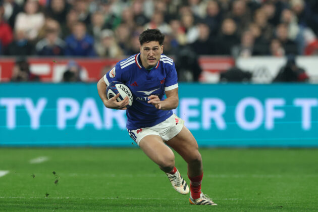 Nicolas Depoortere, da França, corre com a bola durante a partida das Seis Nações contra o País de Gales em 2026