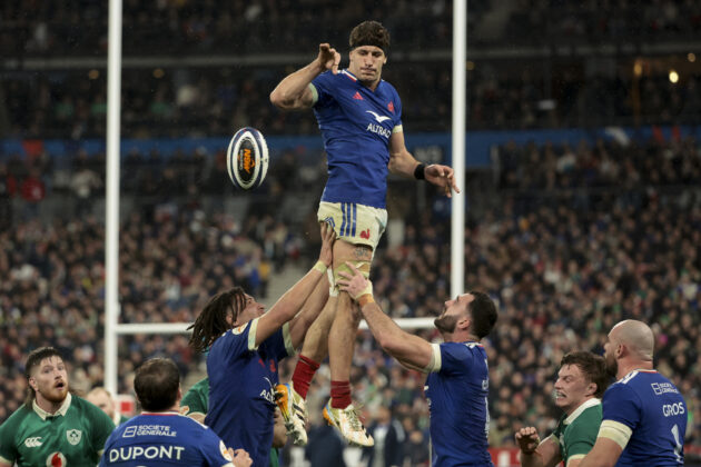Oscar Jegou da França é levantado em um alinhamento lateral durante a partida das Seis Nações de 2026 contra a Irlanda