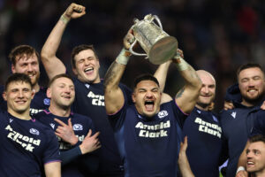 Sione Tuipulotu of Scotland lifts the 2026 Calcutta Cup with his teammates