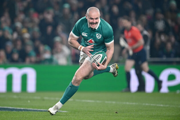 Jacob Stockdale, da Irlanda, prestes a marcar seu try contra o País de Gales nas Seis Nações de 2026