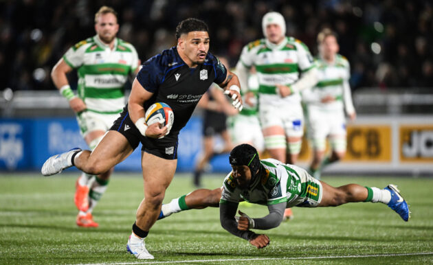 Glasgow Warriors' Sione Tuipulotu evades a tackle from Benetton's Rhyno Smith during the March 2026 URC match.