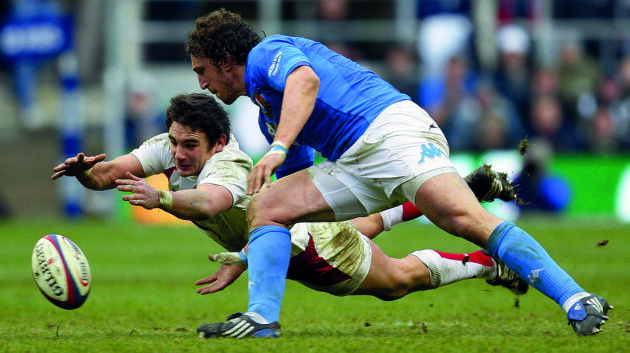 Italy's scrum half Mauro Bergamasco (R) and England scrum half Harry Ellis (L) dive for a loose ball during the Six Nations international rugby match, at Twickenham, west of London, February 7, 2009. England won the match 36-11. AFP PHOTO / Adrian Dennis ( ADRIAN DENNIS/AFP via Getty Images)