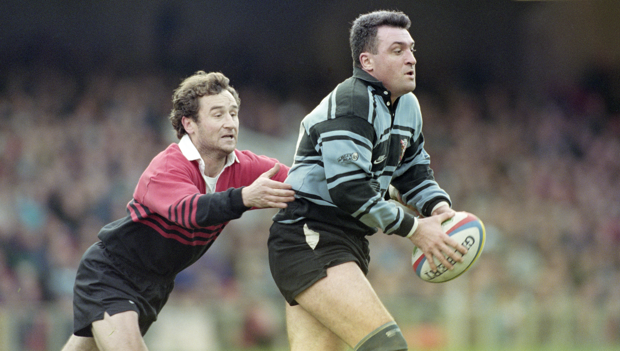 Christophe Deylaud, do Toulouse, enfrenta Mark Ring, do Cardiff, durante a final da Copa Heineken de 1996