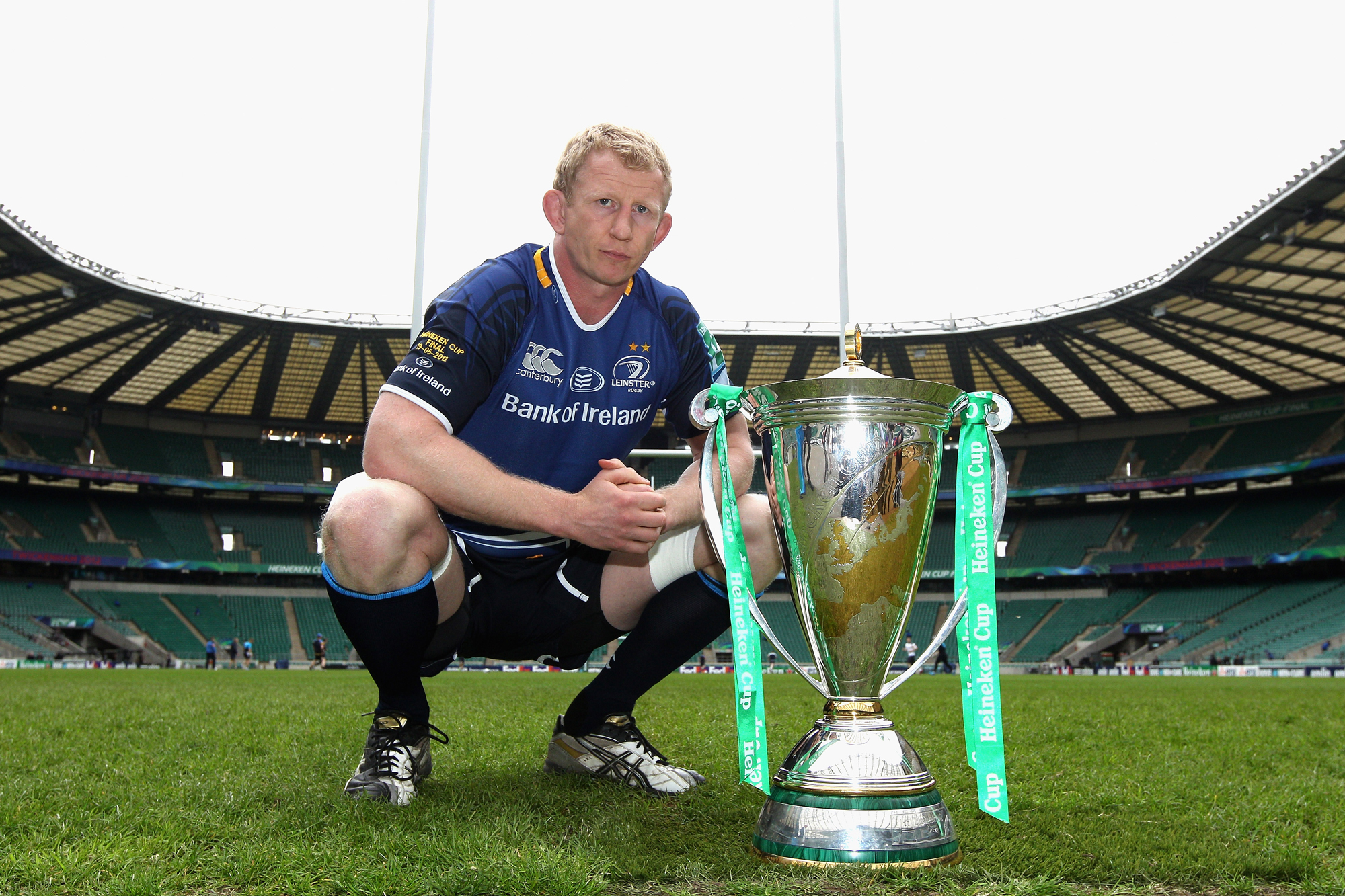O capitão do Leinster, Leo Cullen, posa com a Heineken Cup antes da final de 2012 