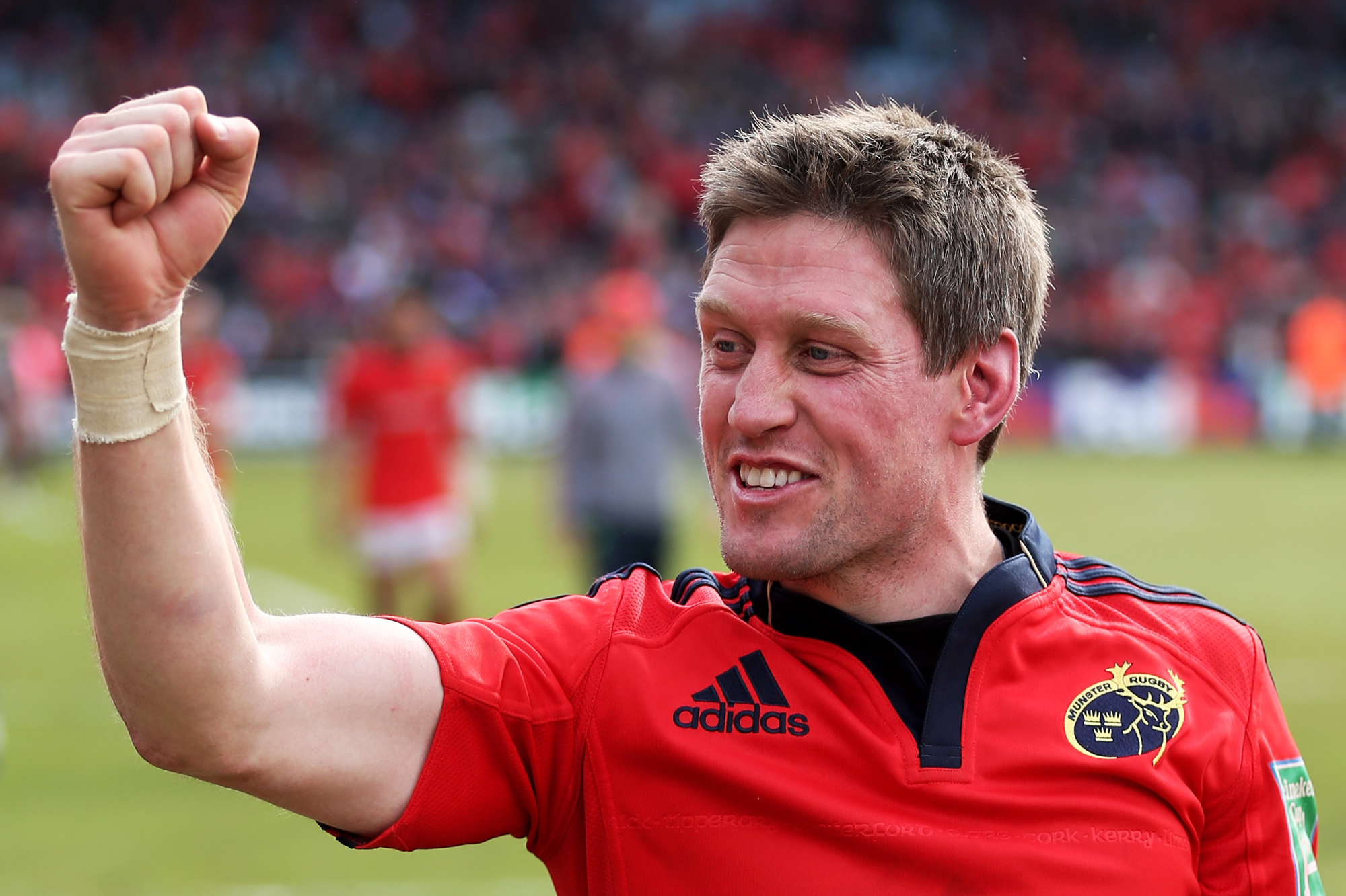 O meio-piloto de Munster, Ronan O'Gara, comemora a vitória de seu time durante a partida das quartas de final da Copa Heineken entre Harlequins e Munster em abril de 2013