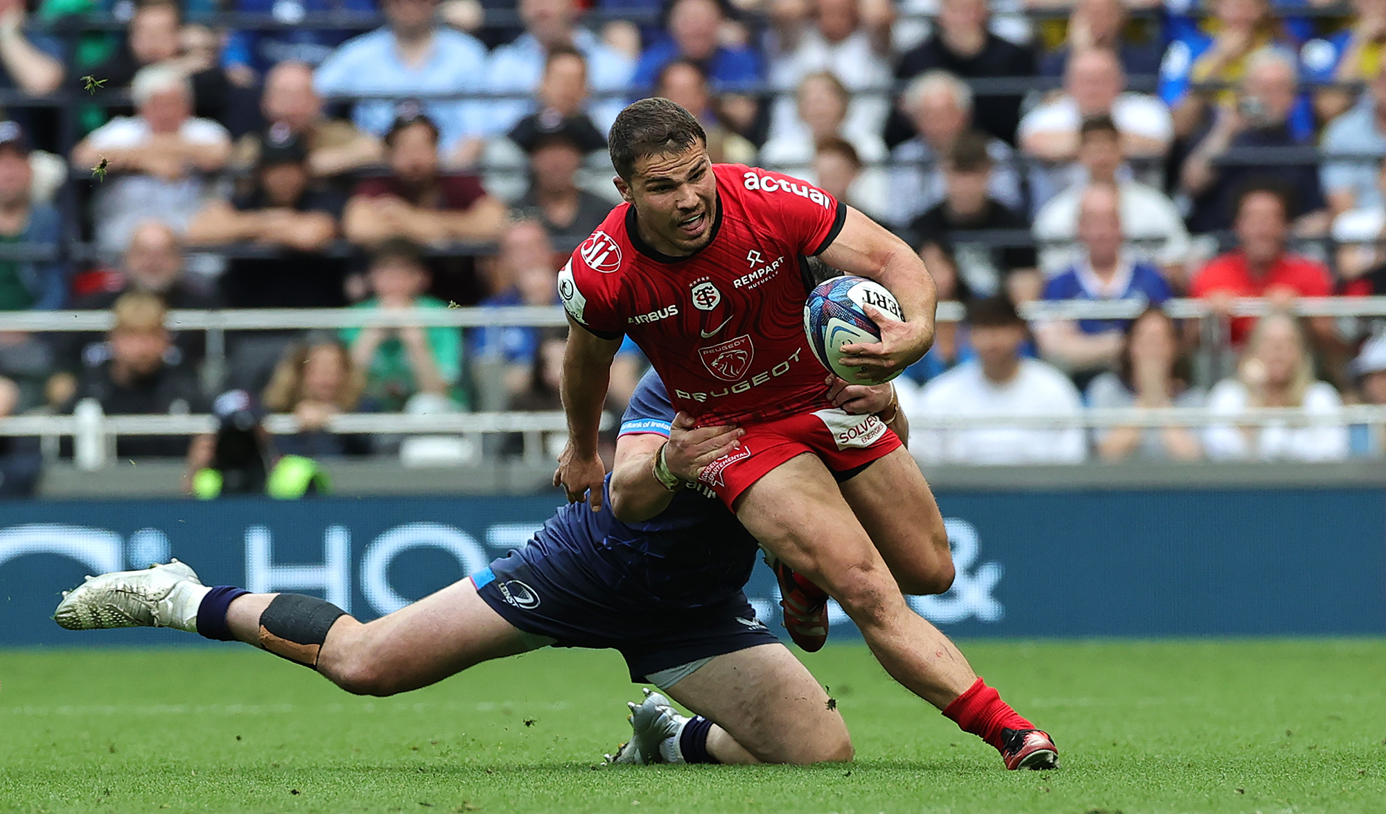 Antoine Dupont, do Toulouse, foge de Robbie Henshaw, do Leinster, durante a final da Copa dos Campeões de 2024