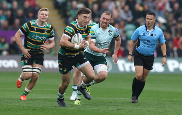 Northampton Saints' Tommy Freeman runs with the ball as Leicester Tigers' Tommy Reffell looks on during the October 2025 Gallagher PREM match at Franklin's Gardens.