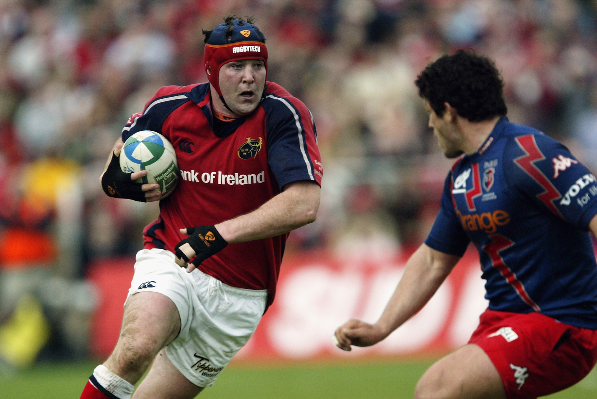 Anthony Foley, de Munster, corre com a bola durante as quartas de final da Heineken Cup de 2004 contra o Stade Français
