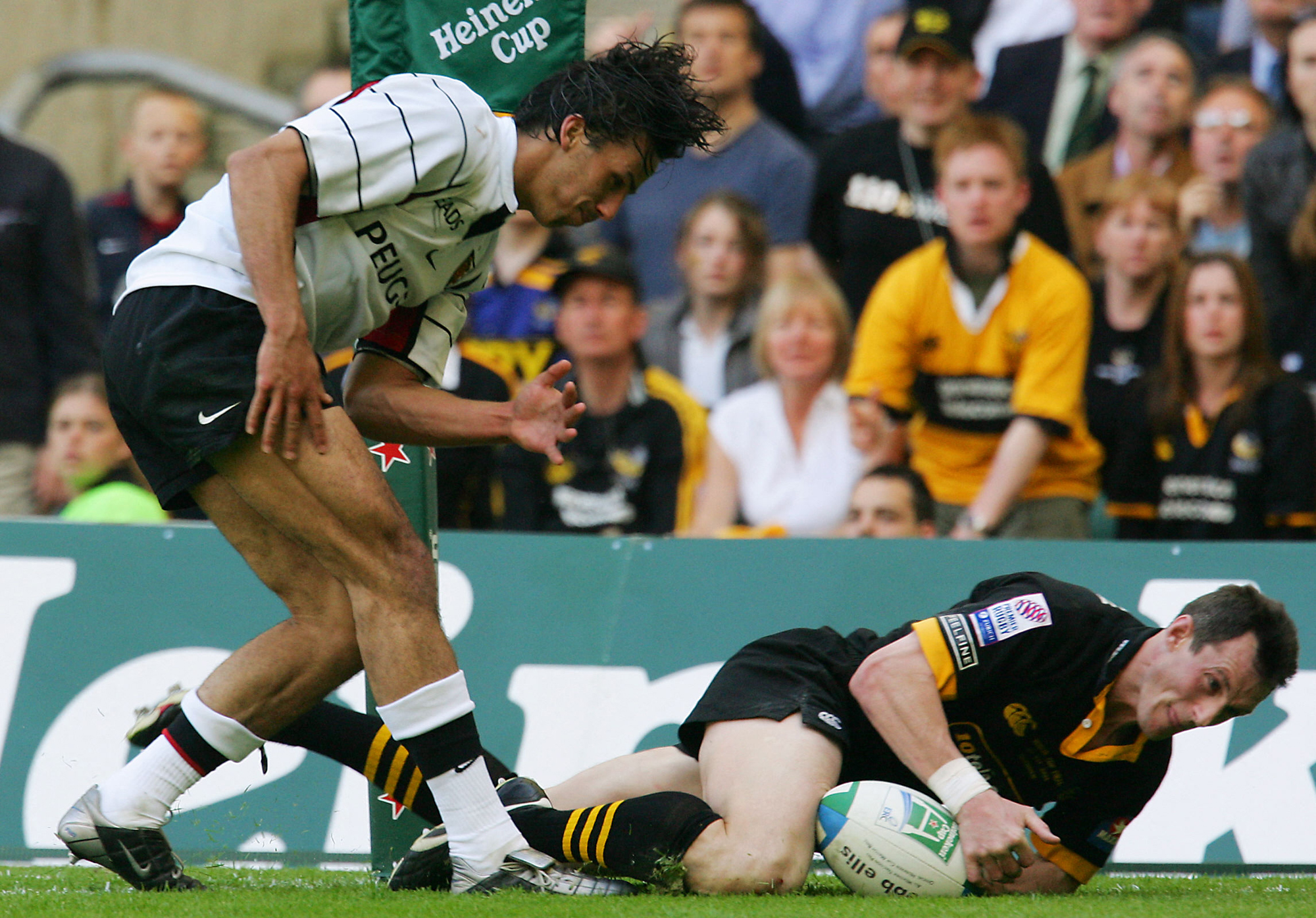 Rob Howley, do Wasps, marca o try da vitória depois de roubar a bola de Clement Poitrenaud, do Toulouse, durante a final da Copa Heineken de 2004
