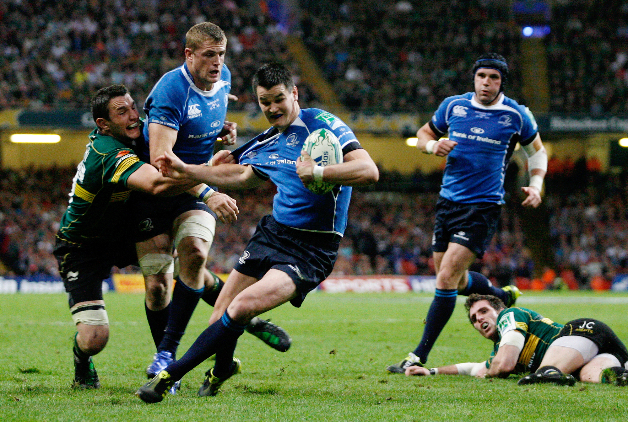 Phil Dowson, de Northampton, enfrenta Johnny Sexton, de Leinster, durante a final da Copa Heineken de 2011
