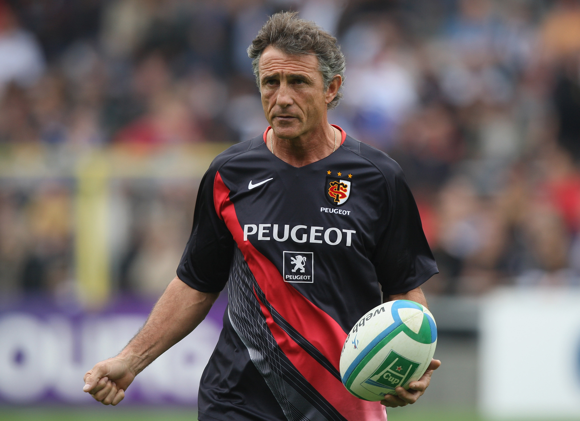 O técnico do Toulouse, Guy Novès, segura uma bola de rúgbi durante a partida da Copa Heineken de 2008 contra o Bath