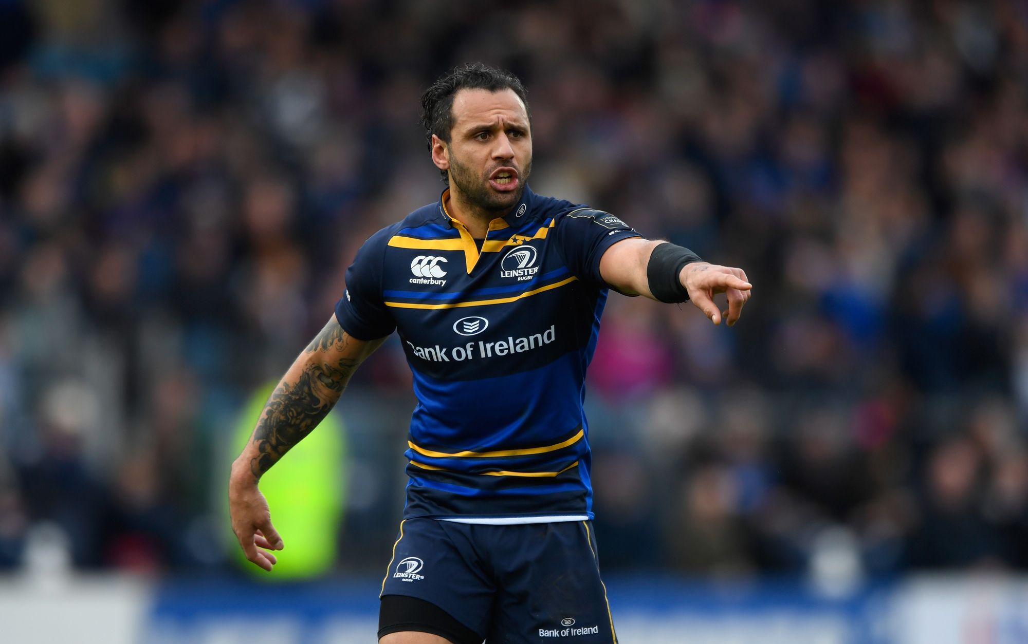 A capitã do Leinster, Isa Nacewa, aponta durante a partida da Copa dos Campeões Europeus de 2018 contra o Glasgow Warriors