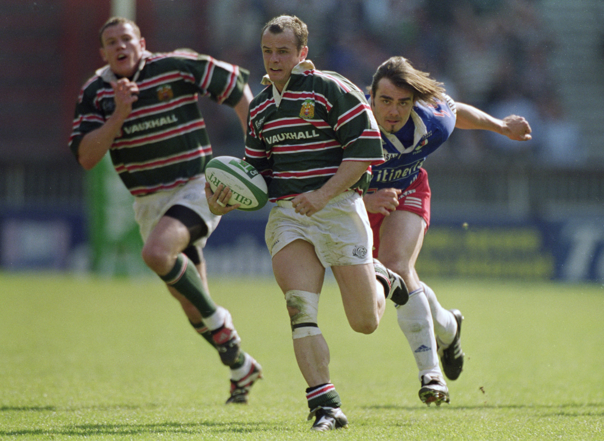Austin Healy, do Leicester, prestes a marcar o try da vitória de seu time contra o Stade Francais durante a final da Copa Heineken de 2001