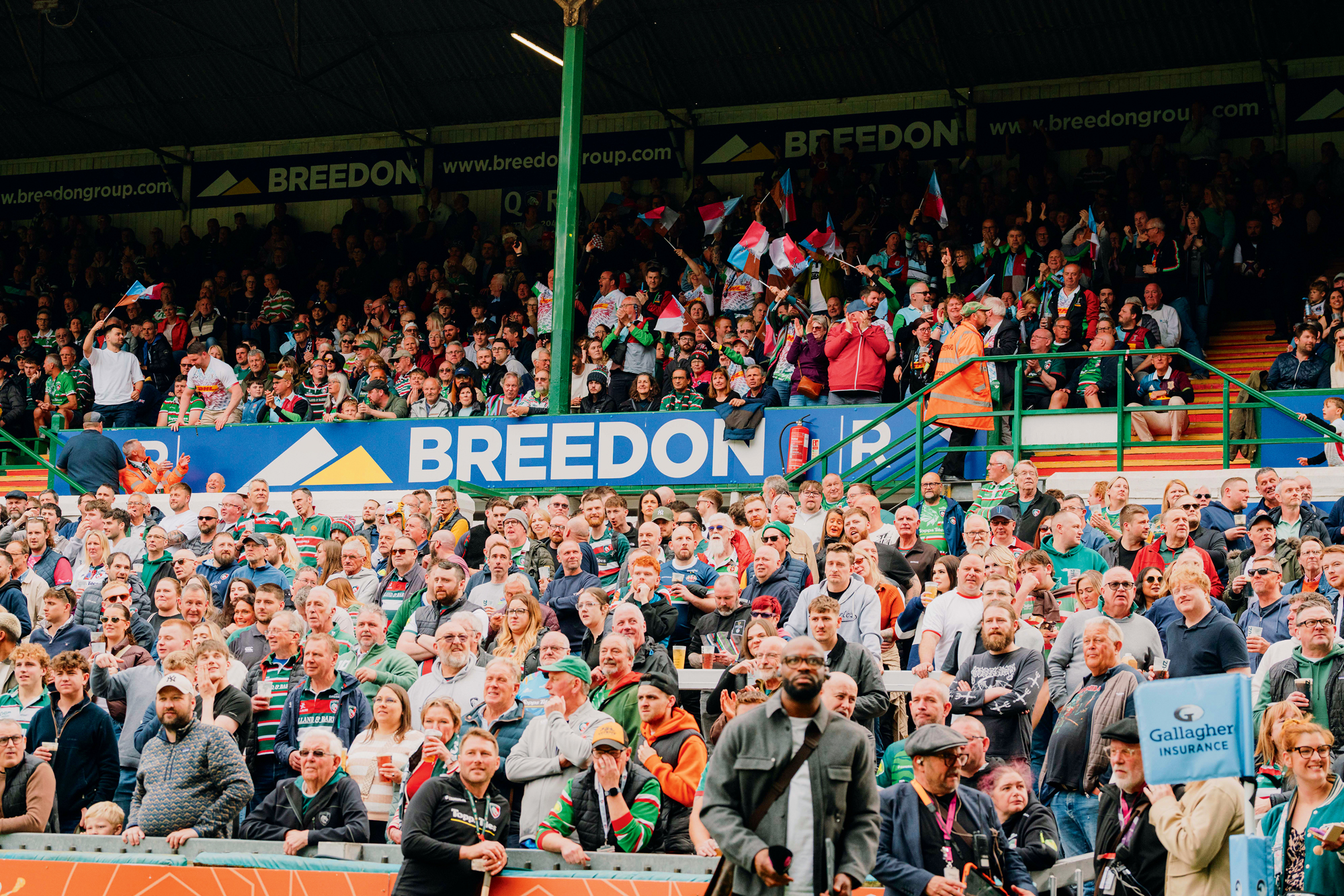 Uma foto da multidão em Welford Road com os fãs dos Harlequins na zona externa