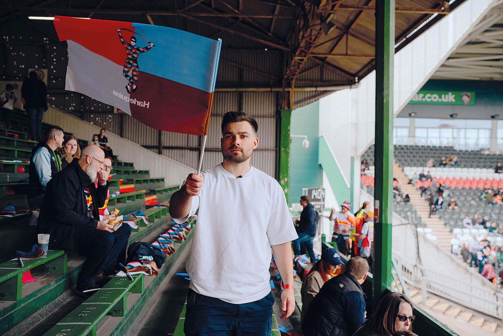 Josh Graham, do Rugby World, acena para um torcedor dos Harlequins 