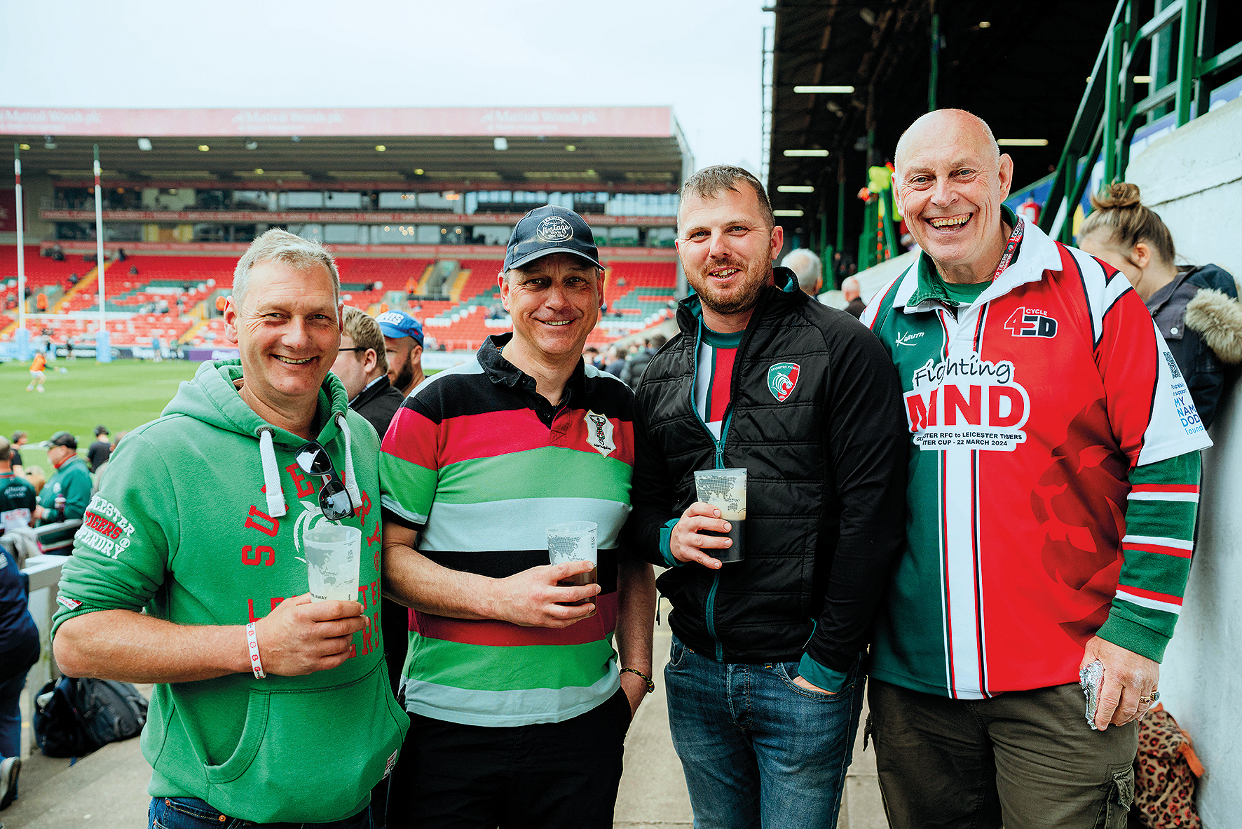 Fãs do Leicester Tigers e Harlequins compartilhando frutas