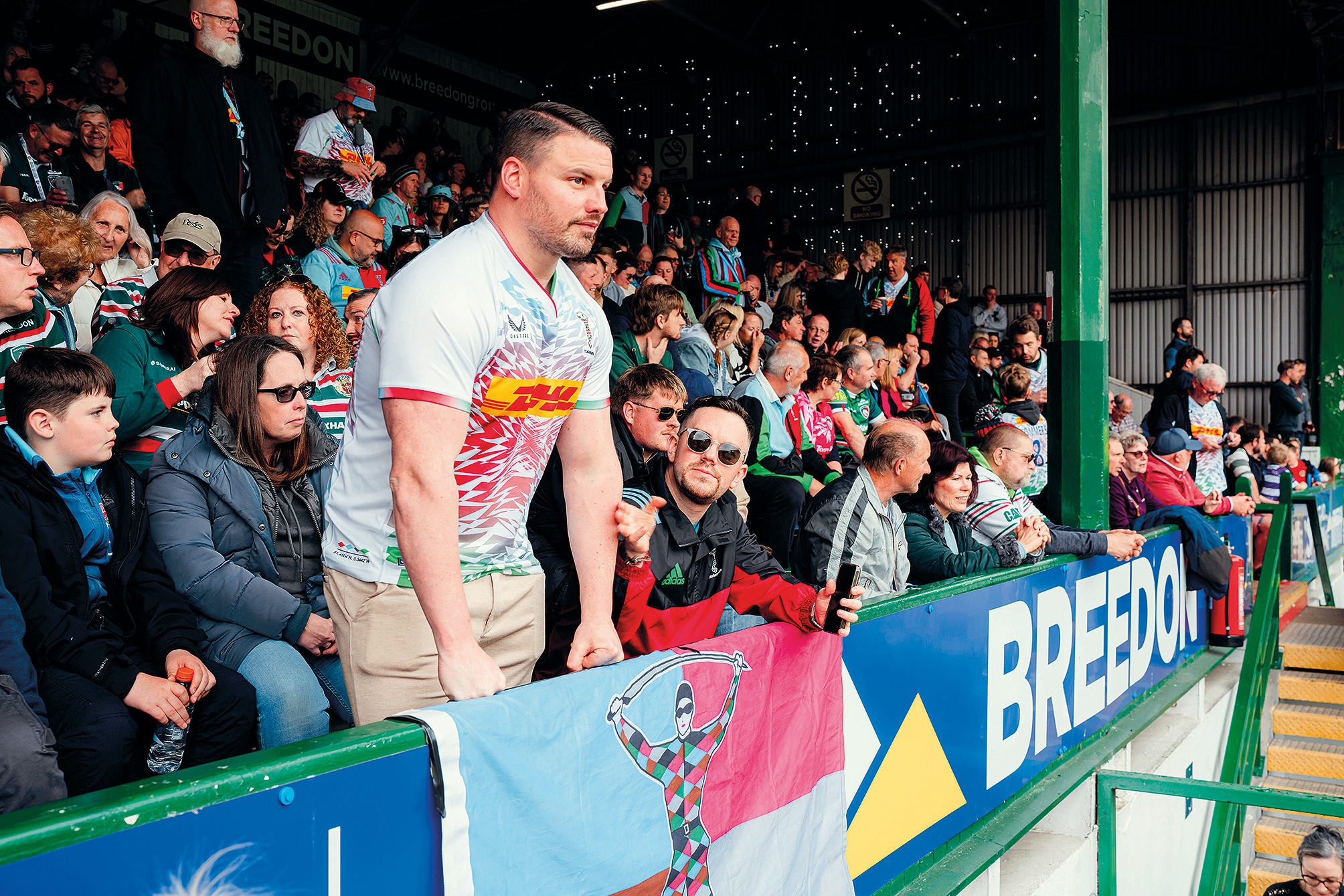 Dan Gossop, torcedor dos Harlequins da temporada 2024-25, nas arquibancadas em Welford Road