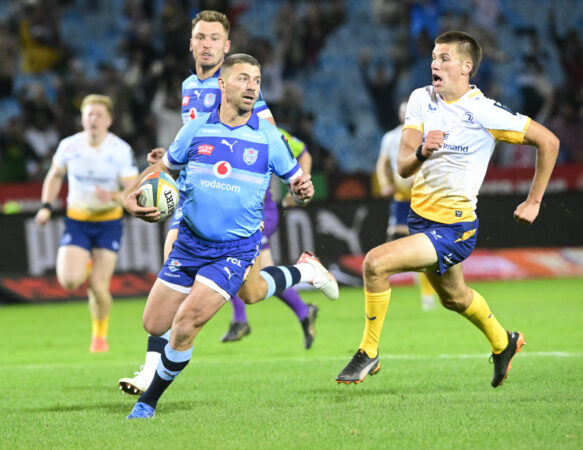 Willie Le Roux of the Bulls on the way to scoring a try in the URC match against Leinster in October 2025.