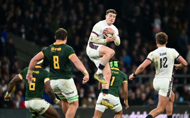 Tommy Freeman of England catches a high ball despite the attentions of Springboks players during the November 2024 Test match.