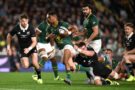 South Africa’s Grant Williams avoids the attention of New Zealand players during a Rugby Championship game on 6 September 2025.