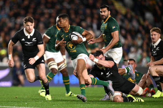South Africa’s Grant Williams avoids the attention of New Zealand players during a Rugby Championship game on 6 September 2025.