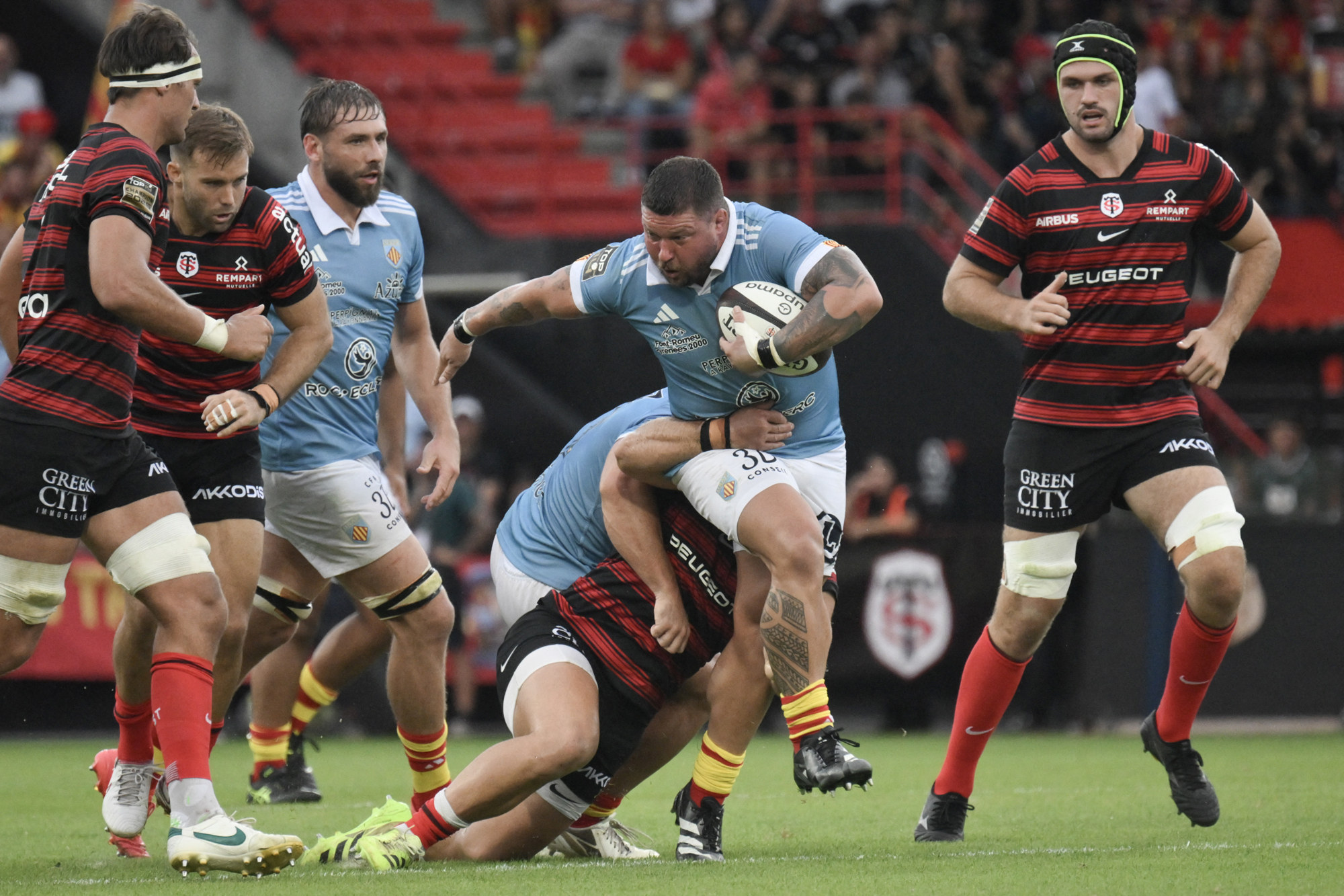 Perpignan's Kieran Brookes runs into a tackle during the September 2025 Top 14 match against Toulouse
